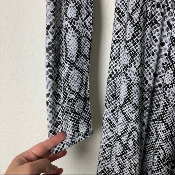 Good American The Runaway long sleeve snake print Wrap Dress - Picture 4 of 12